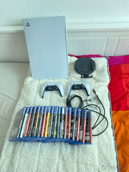 PS5 s mechanikou, 2x ovladac, kabely a 18 CD her