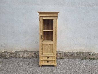 KRÁSNÁ SMRKOVÁ ROHOVÁ VITRÍNA PO RENOVACI - 1