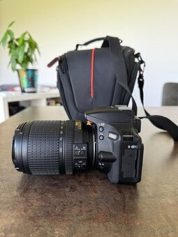 Nikon D5600 + AF-S DX 18-140 mm f/3,5-5,6G ED VR