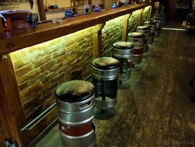 Barové židle ze sudu na pivo.