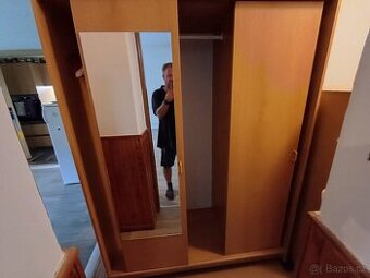 šatní skřín s posuvnými dveřmi (zrcadlo)