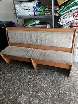 Prodám dřevěnou lavici s úložným prostorem.