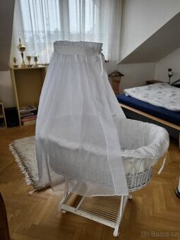 prodám zánovní košík pro miminko do 7-8 měsíců na kolečkách
