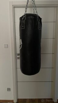 Boxovací pytel se železnou konstrukcí