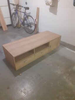 Skřínka pod televizi