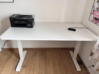 Polohovatelný stůl