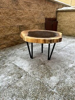 Ořechový stolek s pryskyřicí