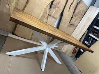 Jídelní stůl s bukovým masivem