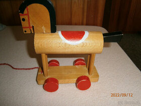 retro dřevěný koník,ryba  - na kolečkách,tahací