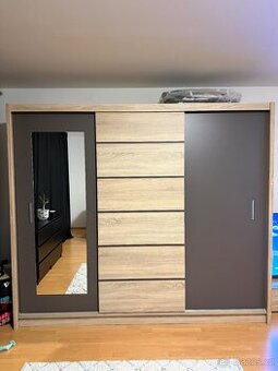 Velká šatní skříň