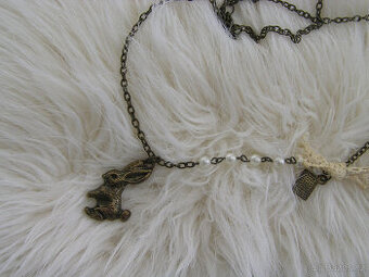 náhrdelník králík Alice wonderland, Alenka v říši divů