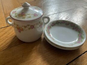 Malá krásná porcelánová cukřenka+ dva talířky
