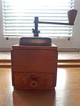 Starý dřevěný mlýnek na kávu SAVA