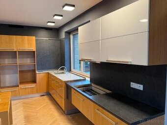 kuchyňská linka ve tvaru „L“