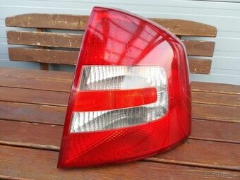 Škoda Octavia 2 (5dv) -- pravé zadní světlo