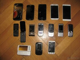 Sbírka starších telefonů