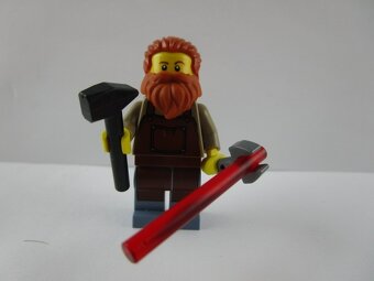 Lego castle / city figurka kovář a příslušenství