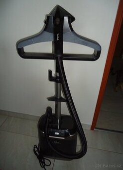 Stojanový napařovač oděvů Tefal