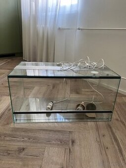Terárium s dvojím větráním a elekroinstalací