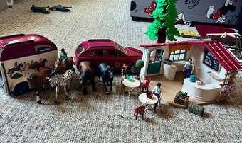 Schleich kavárna a auto s přívesem