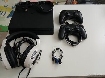 Playstation 4 + příslušenství