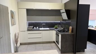 Nová kuchyňská linka Oresi rohová, z expozice.