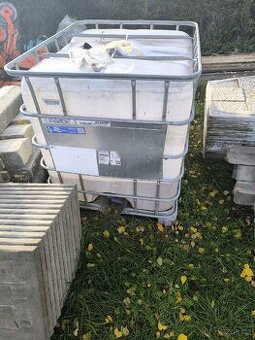 Kubíková plastová nádrž IBC