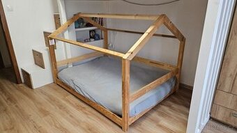 Domečková postýlka pro dvě děti