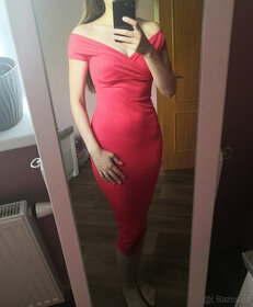 Červené šaty pod kolena se spadlými rameny