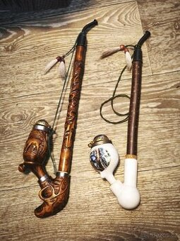 Staré dýmky s mysliveckým motivem.