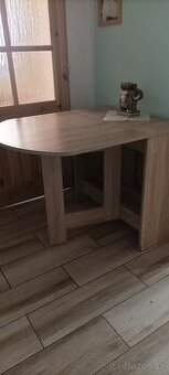 Rozkládací jídelní stůl