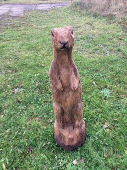 Dřevěná socha pouštní psík