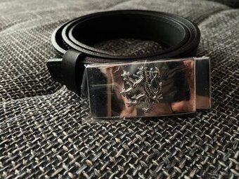 Kožený opasek s přezkou se znakem českého lva stříbrné barv