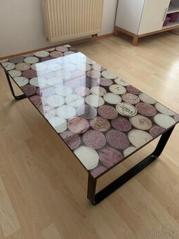 Konferenční stolek s motivem vinných korků