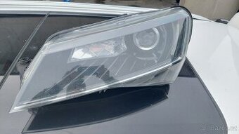 Superb III přední pravé světlo