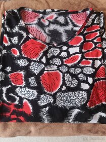 Halenka s krátkým rukávem.