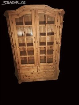 Vitrína z masivu borovice