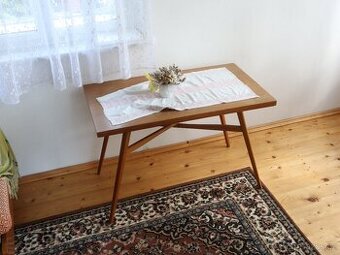 Starý konferenčí stolek