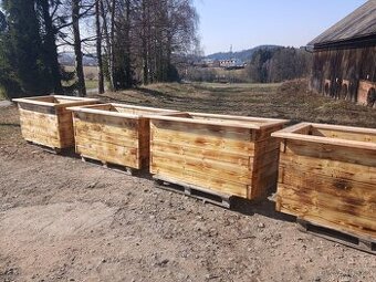 Ručně vyráběné vyvýšené záhony z masivního smrkového dřeva