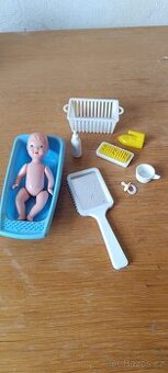 Retro panenka s modrou vaničkou a doplňky igra