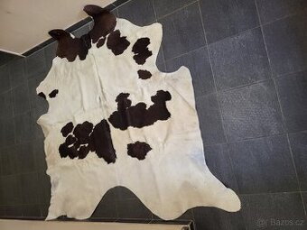 kožešina na podlahu místo koberce, hovězí, koberec