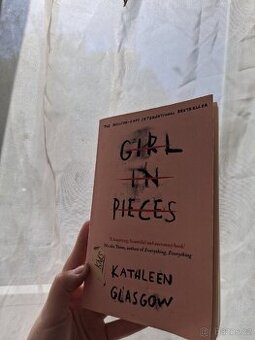 Girl in pieces kniha (AJ)