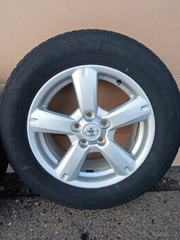 Toyota RAV4 17x7J- pneu M+S -