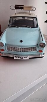 Trabant hachette v měřítku 1:8 včetně přívěsu.