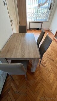 Jídelní stůl včetně židli