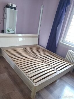 Manželská postel s roštem