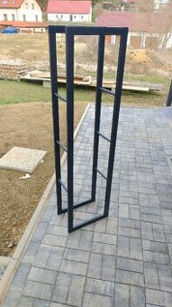 Stojan na dřevo