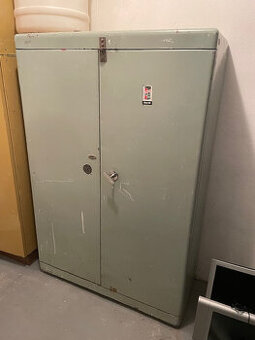 Trezorova skříň s policema