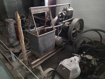 Starý stabilní motor SLAVIA 4HP