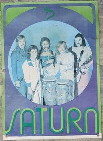 Staré plakáty, kalendář a vlaječka